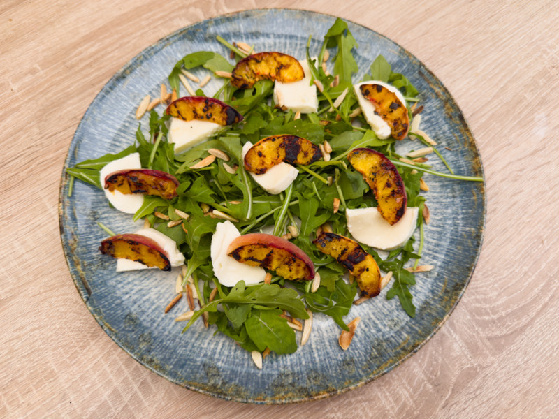 Rucola Salat mit gegrilltem Pfirsich